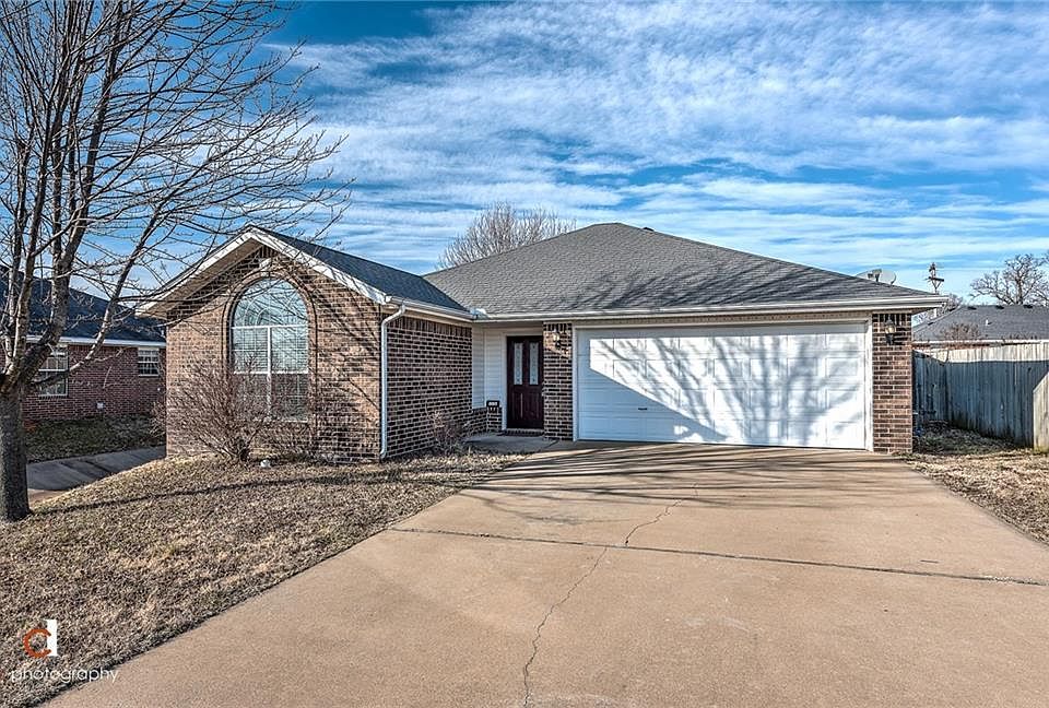 1st image of 880 Honeysuckle Dr