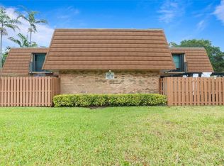 2555 Camelot Ct, Cooper City, FL 33026