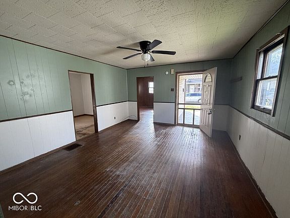 3rd image of 910 Elm St