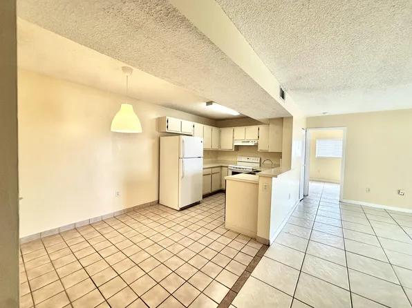 251 W Palm Cir W, Hollywood, FL