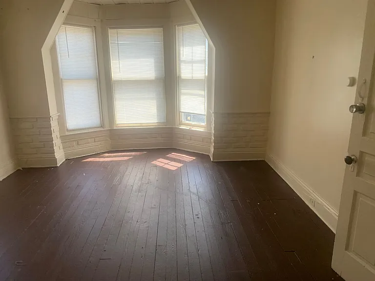 735 W Poplar St — Photo 2