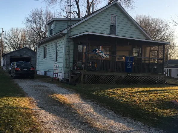 714 Young St, Nokomis, IL 62075