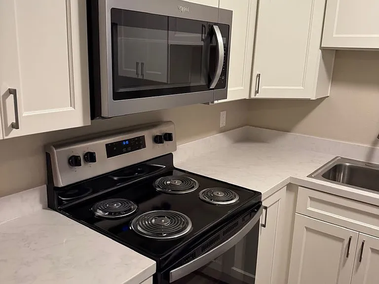 427 W Elm St — Photo 2