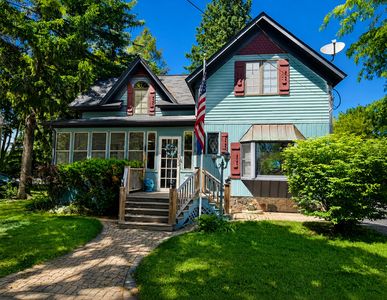 210 W Crystal Lake Ave, Crystal Lake, IL, 60014