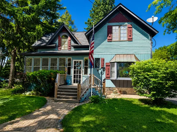 210 W Crystal Lake Ave, Crystal Lake, IL 60014