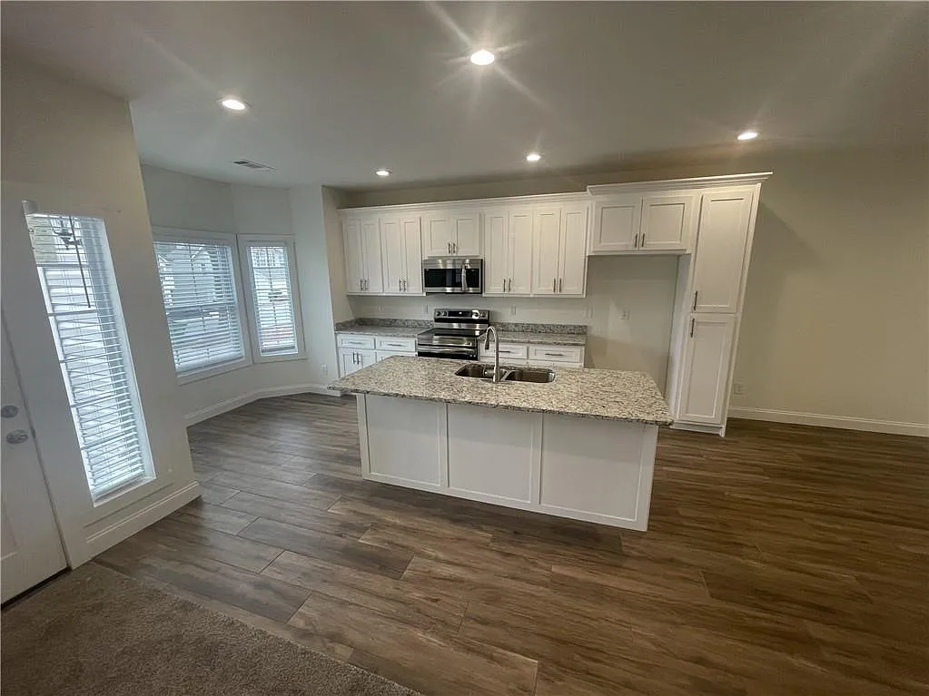 4 bed, 3.5 bath, 2000 sqft, $2,600 — Photo 4