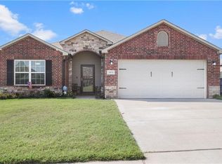 2032 W Oak Valley Way, Mustang, OK 73064