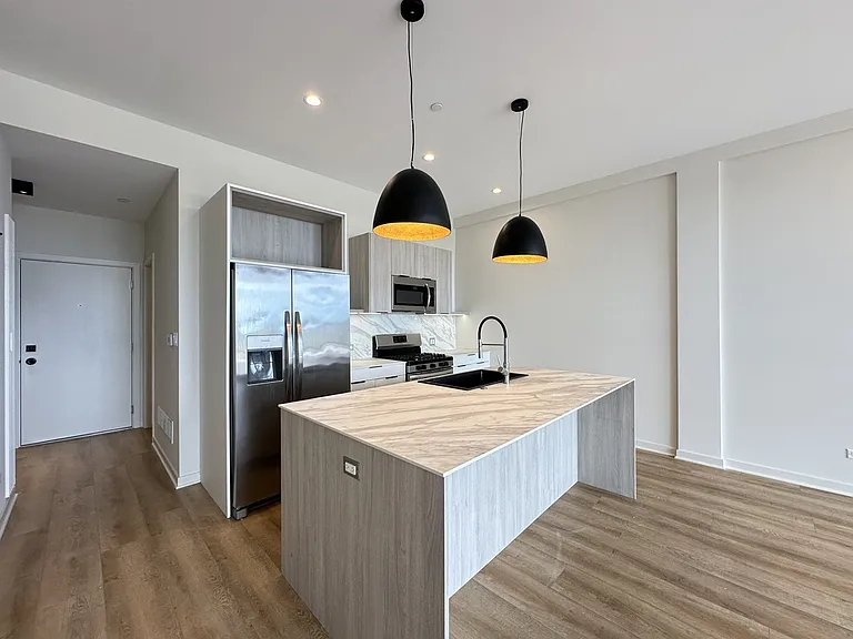 3207 N Narragansett Ave #604 — Photo 4