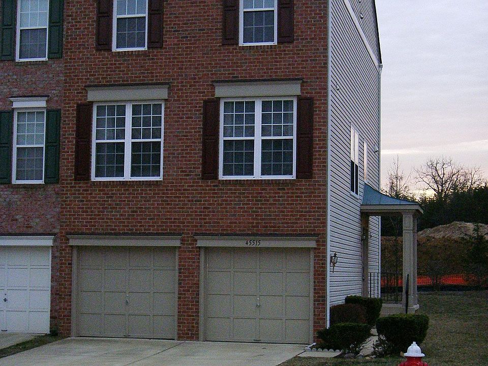 END UNIT TOWNHOME w/ 2 CAR GARAGE