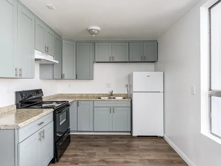 279 Moss St #8 — Photo 2