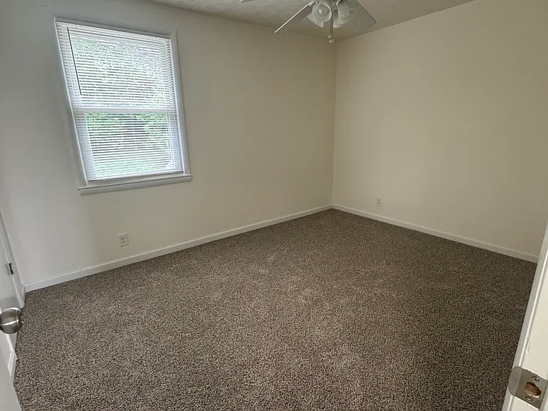 612 Ashmont Ct — Photo 15