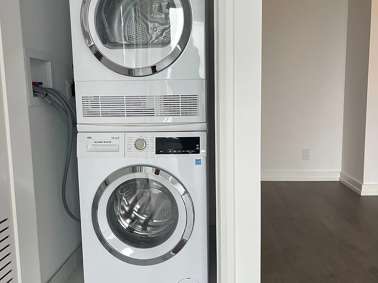 75 James St S #2511 — Photo 16