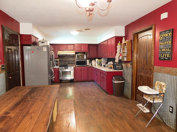 4th image of 689 W Main St