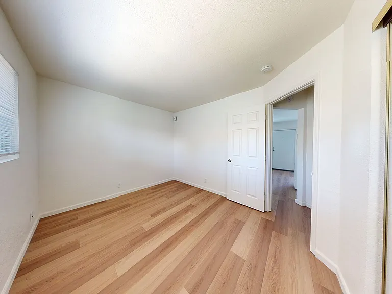 2515 10th ave — Photo 102