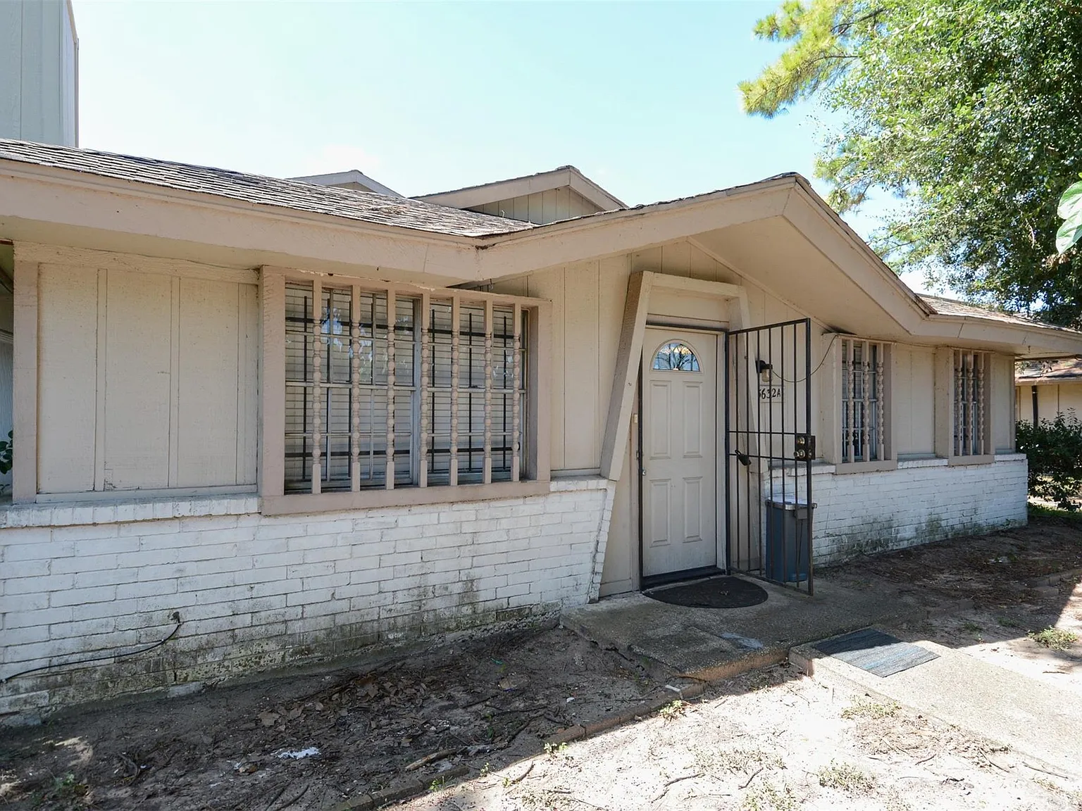 2 bed, 1.0 bath, 896 sqft, $1,300 — Photo 2