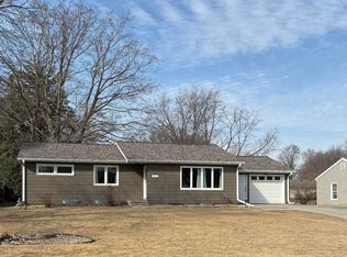 4207 Clearview Dr, Cedar Falls, IA 50613