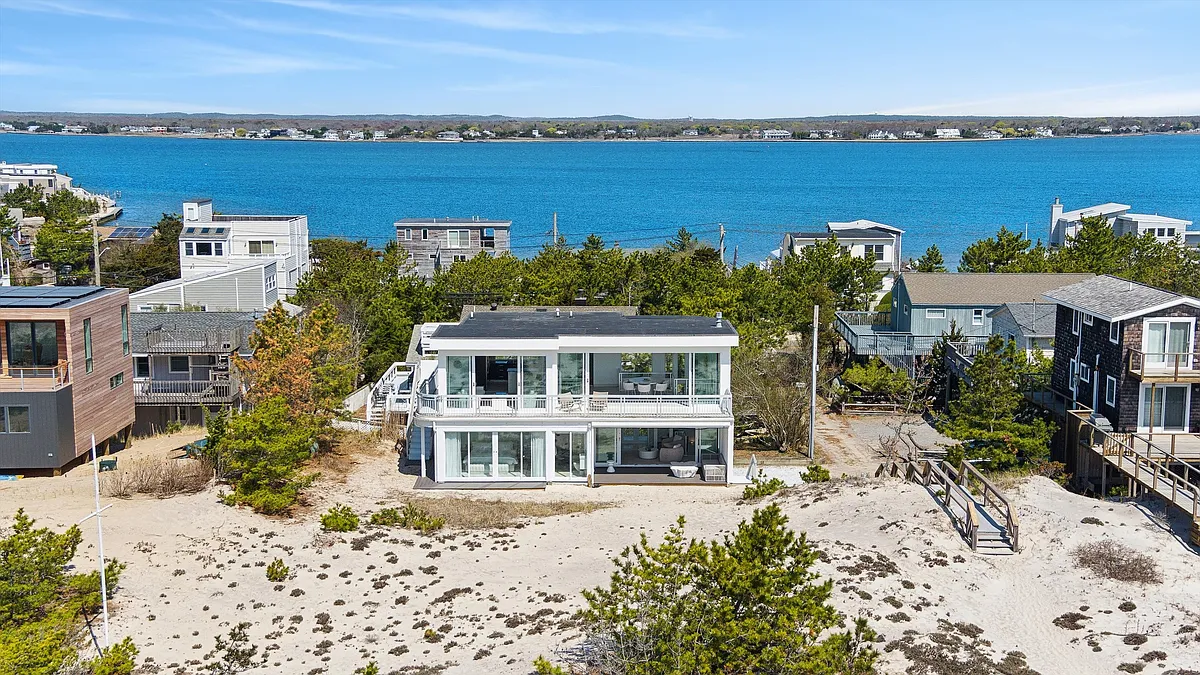 Building Photo - 413B Dune Rd