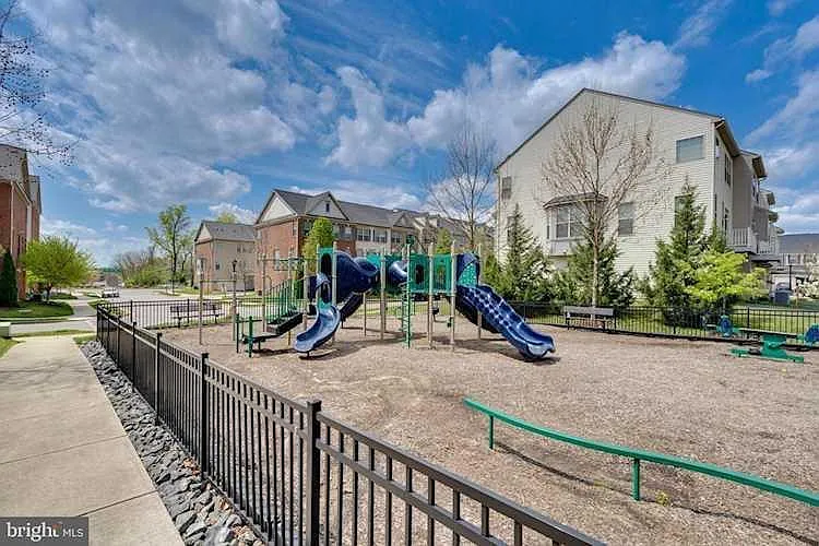 3 bed, 1644 sqft, $3,200 — Photo 4
