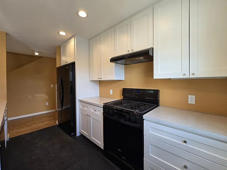 2180 W Alameda St #14 — Photo 8
