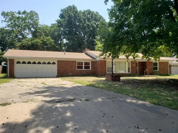 811 Country Club Dr, Holdenville, OK 74848