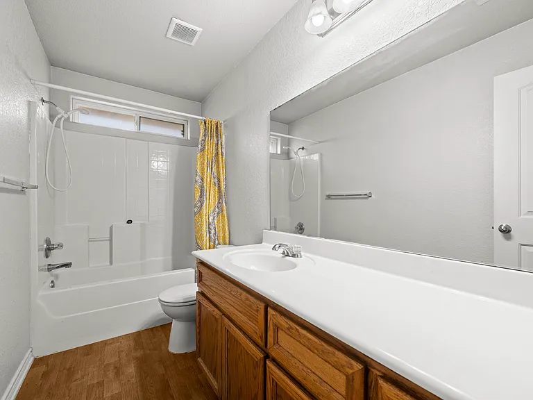 3rd bedroom w/full bathroom
