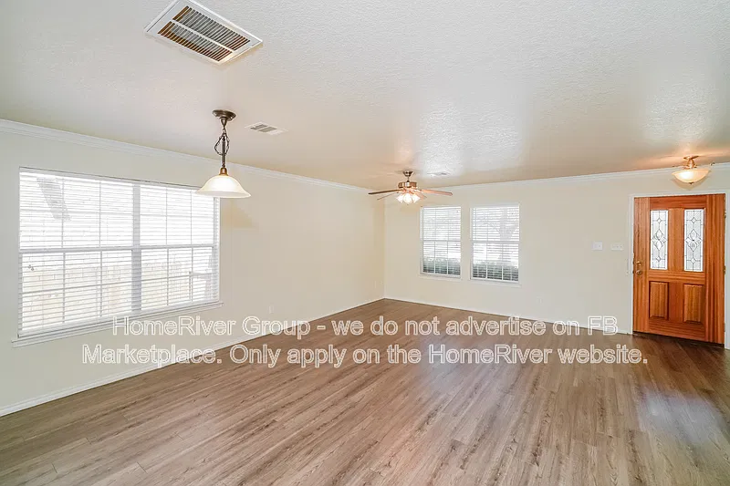 3 bed, 3.0 bath, 2721 sqft, $2,295 — Photo 3