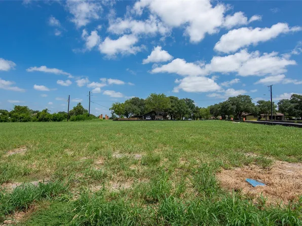 500 Trend View Dr, Weimar, TX 78962