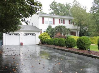 12 Friar Ln, Manalapan, NJ