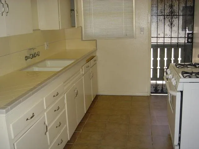2 bed, 700 sqft, $2,300 — Photo 4