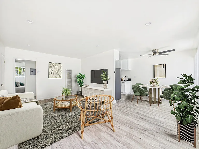 13060 Burbank Blvd. Apartments — Photo 33