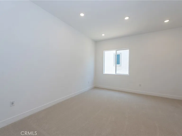 136 Seep — Photo 29