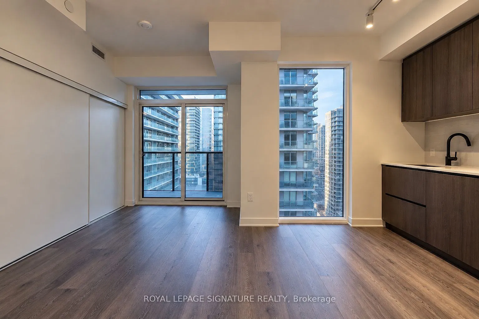 Line5 Condos — Photo 4