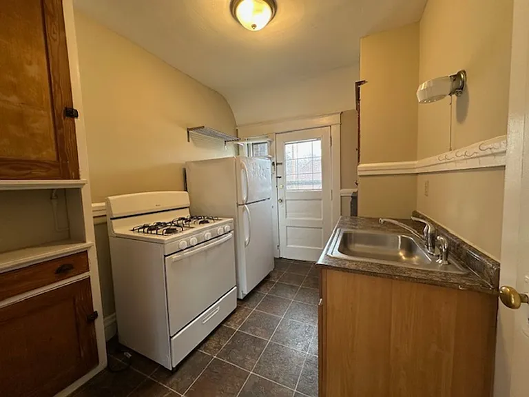 Freshly Renovated 2BR Apartments Near UWM Heat Included — Photo 18