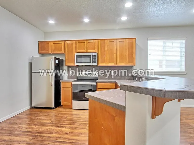 1200 SE Rasmussen Blvd — Photo 7