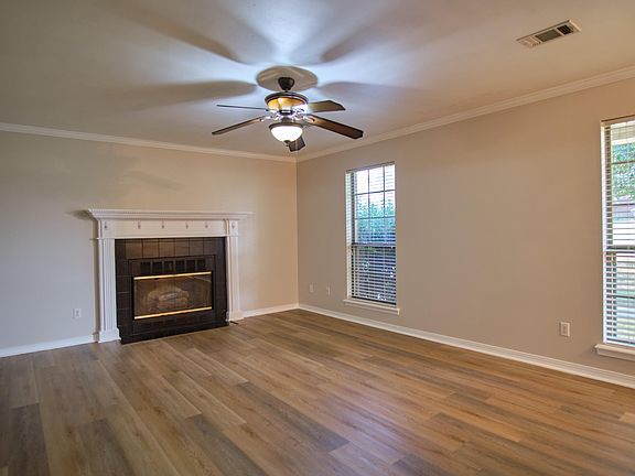 4th image of 1127 Holly Dr