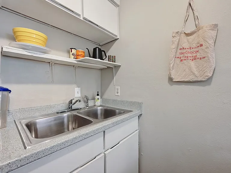 502/504 Elmwood Studios — Photo 11