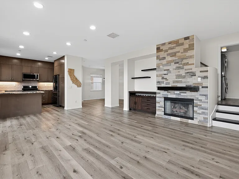 1357 Sky Ridge Ct — Photo 2