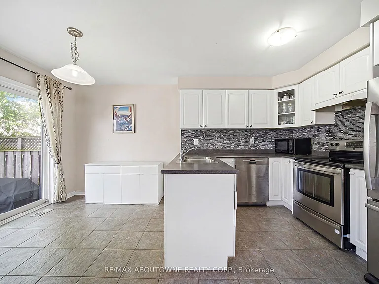 902 Gazley Cir — Photo 12