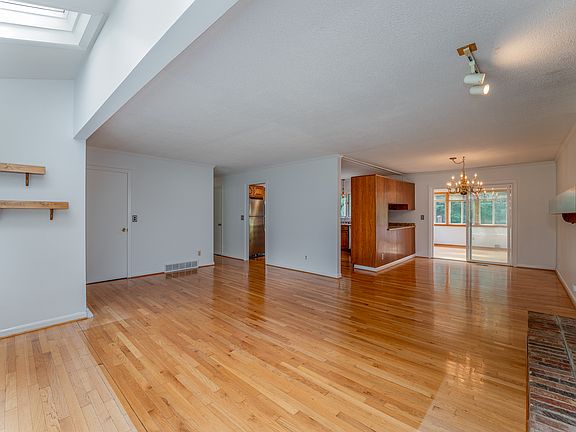 4th image of 493 Kings Creek Rd