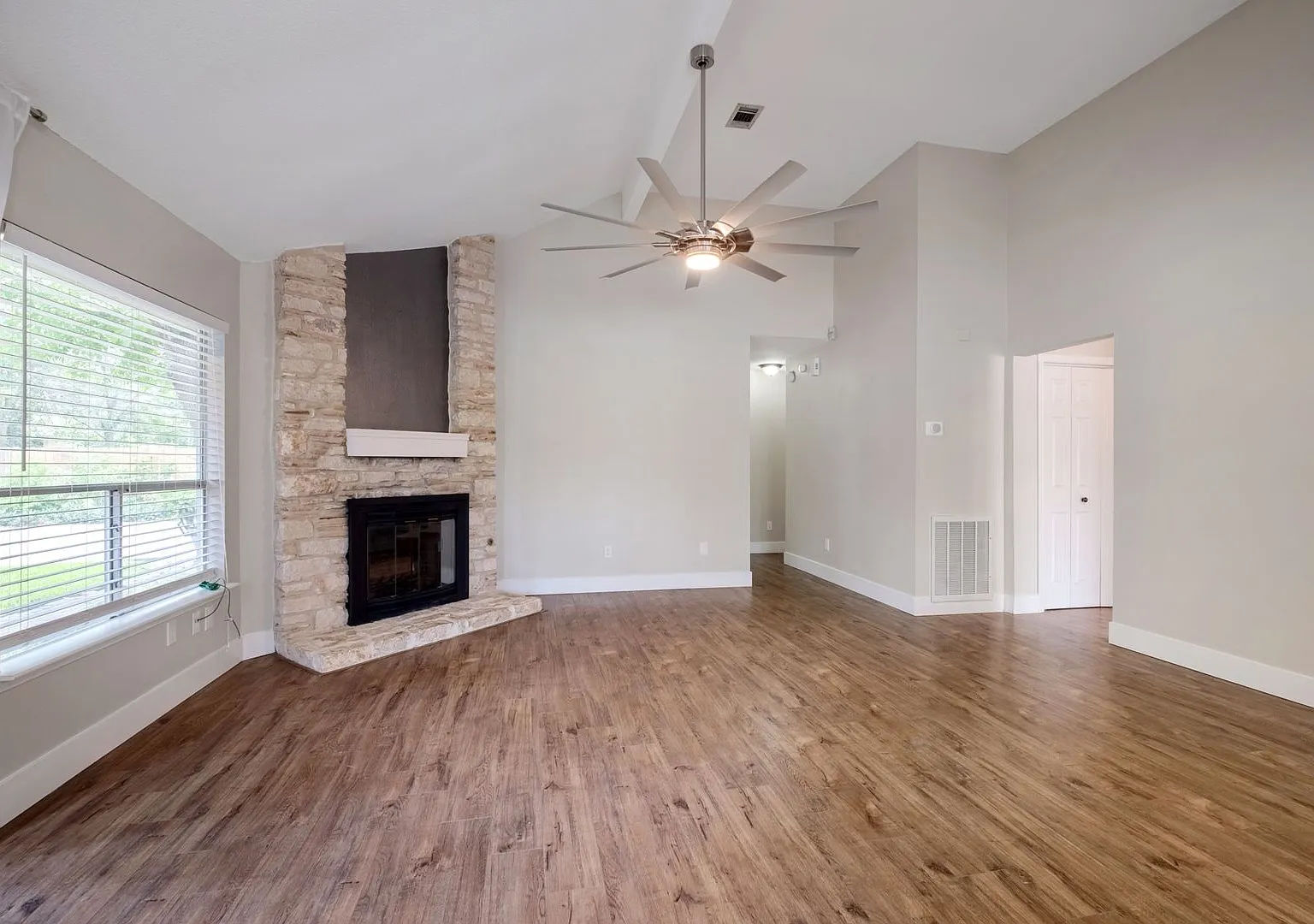 4 Bedroom, 2 Bath Home w/ Converted Garage in North Austin — Photo 4