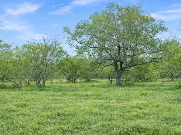 6 County Road 171, Nixon, TX 78140