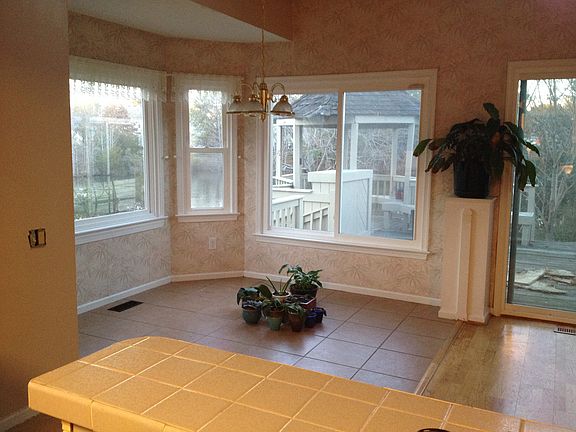 eat-in/dining area