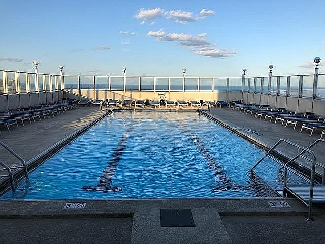 Rooftop pool w views
