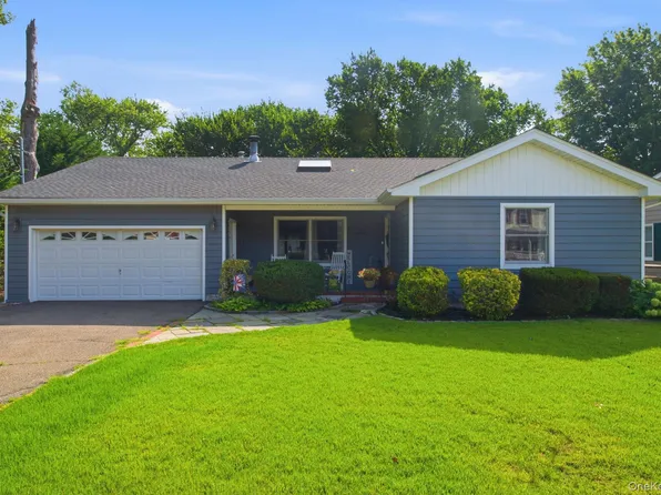 65 Jervis Avenue, Copiague, NY 11726