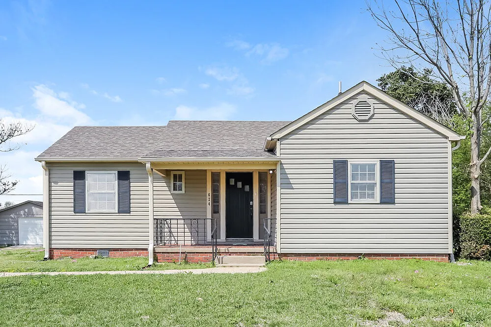 3 bed, 1.5 bath, 1406 sqft, $1,390 — Photo 1