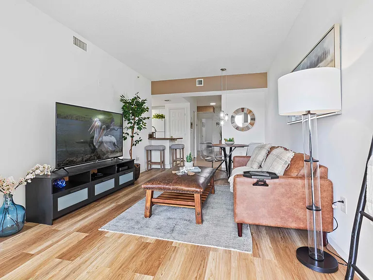 2060 Greenview Shores Blvd #318 — Photo 3