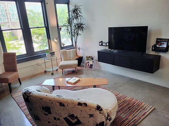 Living area with smart flatscreen TV
Basic Cable + Internet are included