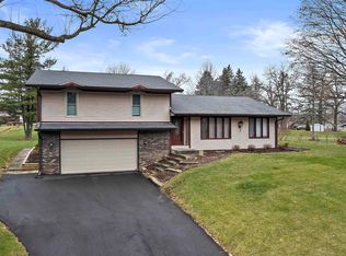 1438 Country Farm Rd, Rockford, IL 61107