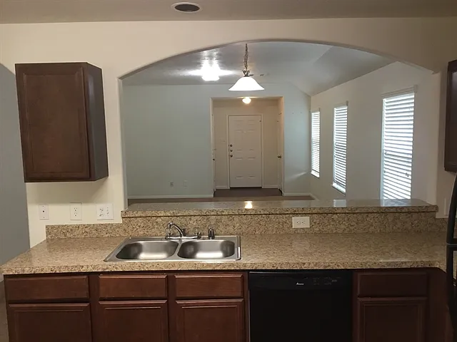3 bed, 2.0 bath, 1407 sqft, $1,825 — Photo 3