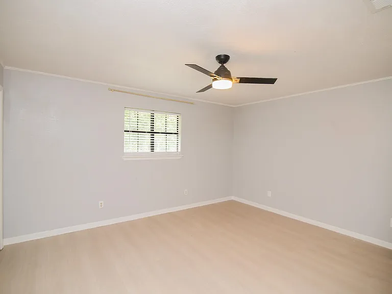 413 Woodway Ln — Photo 13